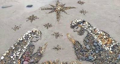 Μια φάτνη από πέτρες σε μια παραλία