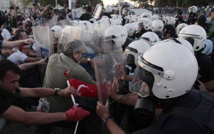 &Pi;έ&nu;&tau;&epsilon; &omicron;&iota; &nu;&epsilon;&kappa;&rho;&omicron;ί &tau;&omega;&nu; &tau;&alpha;&rho;&alpha;&chi;ώ&nu; &sigma;&tau;&eta;&nu; &Tau;&omicron;&upsilon;&rho;&kappa;ί&alpha;