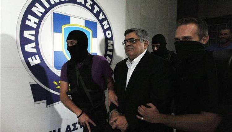 Με χειροπέδες και διώξεις για εγκληματική οργάνωση επέστρεψαν στη ΓΑΔΑ οι 20 συλληφθέντες της Χρυσής Αυγής