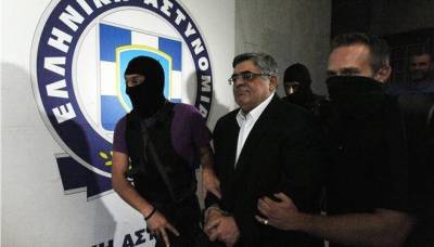 Με χειροπέδες και διώξεις για εγκληματική οργάνωση επέστρεψαν στη ΓΑΔΑ οι 20 συλληφθέντες της Χρυσής Αυγής