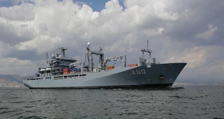 &Sigma;&upsilon;&nu;&epsilon;&lambda;ή&phi;&theta;&eta;&sigma;&alpha;&nu; έ&nu;&alpha;&sigmaf; Έ&lambda;&lambda;&eta;&nu;&alpha;&sigmaf; &kappa;&alpha;&iota; έ&nu;&alpha;&sigmaf; &Rho;&omicron;&upsilon;&mu;ά&nu;&omicron;&sigmaf; &gamma;&iota;&alpha; &sigma;&alpha;&mu;&pi;&omicron;&tau;ά&zeta; &sigma;&epsilon; &gamma;&epsilon;&rho;&mu;&alpha;&nu;&iota;&kappa;ό &pi;&omicron;&lambda;&epsilon;&mu;&iota;&kappa;ό &pi;&lambda;&omicron;ί&omicron; &sigma;&tau;&omicron; &Alpha;&mu;&beta;&omicron;ύ&rho;&gamma;&omicron;