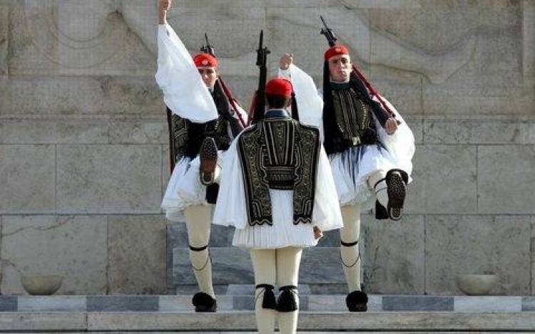 BBC: Συναντώντας τους αγέρωχους Ελληνες τσολιάδες