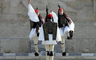 BBC: Συναντώντας τους αγέρωχους Ελληνες τσολιάδες