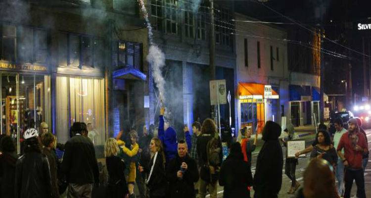 &Chi;&iota;&lambda;&iota;ά&delta;&epsilon;&sigmaf; &Alpha;&mu;&epsilon;&rho;&iota;&kappa;&alpha;&nu;&omicron;ί &sigma;&tau;&omicron;&upsilon;&sigmaf; &delta;&rho;ό&mu;&omicron;&upsilon;&sigmaf; &kappa;&alpha;&tau;ά &tau;&omicron;&upsilon; &Tau;&rho;&alpha;&mu;&pi;: &laquo;&Delta;&epsilon;&nu; &epsilon;ί&nu;&alpha;&iota; &omicron; &pi;&rho;ό&epsilon;&delta;&rho;&omicron;&sigmaf; &mu;&alpha;&sigmaf;&raquo; (photos + video)