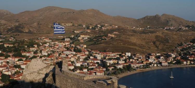 &Delta;ή&mu;&omicron;&sigmaf; &Lambda;ή&mu;&nu;&omicron;&upsilon;: &laquo;&Tau;&iota;&mu;&omicron;ύ&mu;&epsilon; &tau;&omicron; &epsilon;&theta;&nu;&iota;&kappa;ό &mu;&alpha;&sigmaf; &sigma;ύ&mu;&beta;&omicron;&lambda;&omicron;, &tau;&iota;&mu;&omicron;ύ&mu;&epsilon; ό&mu;&omega;&sigmaf; &epsilon;&xi;ί&sigma;&omicron;&upsilon; &tau;&eta;&nu; &alpha;&nu;&theta;&rho;ώ&pi;&iota;&nu;&eta; &zeta;&omega;ή&raquo;