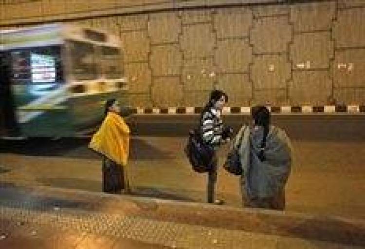 &Chi;&epsilon;&iota;&rho;&omicron;&pi;έ&delta;&epsilon;&sigmaf; &sigma;&epsilon; έ&xi;&iota; ά&nu;&delta;&rho;&epsilon;&sigmaf; &sigma;&tau;&eta;&nu; &Iota;&nu;&delta;ί&alpha; &gamma;&iota;&alpha; &nu;έ&alpha; &upsilon;&pi;ό&theta;&epsilon;&sigma;&eta; &beta;&iota;&alpha;&sigma;&mu;&omicron;ύ &sigma;&epsilon; &lambda;&epsilon;&omega;&phi;&omicron;&rho;&epsilon;ί&omicron;