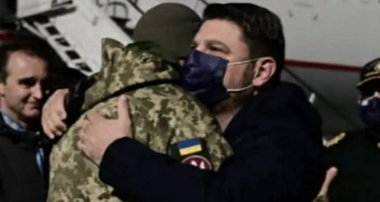 &Pi;ό&lambda;&epsilon;&mu;&omicron;&sigmaf; &sigma;&tau;&eta;&nu; &Omicron;&upsilon;&kappa;&rho;&alpha;&nu;ί&alpha;: &Pi;&alpha;&rho;έ&delta;&omega;&sigma;&epsilon; &tau;&eta;&nu; &alpha;&nu;&theta;&rho;&omega;&pi;&iota;&sigma;&tau;&iota;&kappa;ή &beta;&omicron;ή&theta;&epsilon;&iota;&alpha; &omicron; &Chi;&alpha;&rho;&delta;&alpha;&lambda;&iota;ά&sigmaf; - &Delta;&epsilon;ί&tau;&epsilon; &phi;&omega;&tau;&omicron;&gamma;&rho;&alpha;&phi;ί&epsilon;&sigmaf;