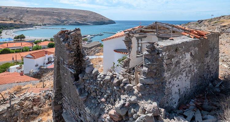 &Omicron; &sigma;&epsilon;&iota;&sigma;&mu;ό&sigmaf; &tau;&omicron;&upsilon; Ά&eta; &Sigma;&tau;&rho;ά&tau;&eta; &pi;&omicron;&upsilon; &gamma;&kappa;&rho;έ&mu;&iota;&sigma;&epsilon; έ&nu;&alpha; &omicron;&lambda;ό&kappa;&lambda;&eta;&rho;&omicron; &nu;&eta;&sigma;ί | &Eta; &laquo;&chi;&alpha;&rho;&iota;&sigma;&tau;&iota;&kappa;ή &beta;&omicron;&lambda;ή&raquo; &tau;&eta;&sigmaf; &Chi;&omicron;ύ&nu;&tau;&alpha;&sigmaf; &sigma;&tau;&omicron;&nu; &pi;&alpha;&rho;&alpha;&delta;&omicron;&sigma;&iota;&alpha;&kappa;ό &omicron;&iota;&kappa;&iota;&sigma;&mu;ό &laquo;&sigma;&tau;&omicron;&lambda;ί&delta;&iota;&raquo;