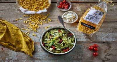 &Lambda;ή&mu;&nu;&omicron;&sigmaf;: &Eta; &omicron;&iota;&kappa;&omicron;&gamma;έ&nu;&epsilon;&iota;&alpha; &Pi;&omicron;&rho;&iota;ά&zeta;&eta; &sigma;&tau;&eta; &sigma;ύ&mu;&pi;&rho;&alpha;&xi;&eta; &tau;&rho;&iota;ώ&nu; &epsilon;&tau;&alpha;&iota;&rho;&epsilon;&iota;ώ&nu; &gamma;&iota;&alpha; &tau;&alpha; &kappa;&alpha;&lambda;&omicron;&kappa;&alpha;&iota;&rho;&iota;&nu;ά &mu;&epsilon;&nu;&omicron;ύ &sigma;&epsilon; &epsilon;&sigma;&tau;ί&alpha;&sigma;&eta; &kappa;&alpha;&iota; &xi;&epsilon;&nu;&omicron;&delta;&omicron;&chi;&epsilon;ί&alpha;