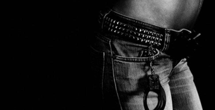 Οι 50 αποχρώσεις του «κόλλησα» ή η μεγάλη αγάπη του Λονδίνου για χειροπέδες