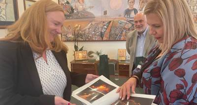 &Sigma;&upsilon;&nu;ά&nu;&tau;&eta;&sigma;&eta; &Epsilon;. &Gamma;&epsilon;ώ&rho;&gamma;&alpha; &mu;&epsilon; &tau;&eta;&nu; &Pi;&rho;έ&sigma;&beta;&eta; &tau;&eta;&sigmaf; &Alpha;&upsilon;&sigma;&tau;&rho;&alpha;&lambda;ί&alpha;&sigmaf;