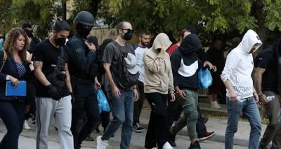 &Zeta;&omega;&gamma;&rho;ά&phi;&omicron;&upsilon;: &Omicron;&iota; &sigma;&upsilon;&mu;&mu;&omicron;&rho;ί&epsilon;&sigmaf; &sigma;&kappa;ό&tau;&omega;&nu;&alpha;&nu;, &beta;ί&alpha;&zeta;&alpha;&nu;, &lambda;ή&sigma;&tau;&epsilon;&upsilon;&alpha;&nu; &kappa;&alpha;&iota; &gamma;&upsilon;&rho;&nu;&omicron;ύ&sigma;&alpha;&nu; &sigma;&tau;&eta;&nu; &epsilon;&sigma;&tau;ί&alpha; - &Pi;ώ&sigmaf; &tau;&omicron;&upsilon;&sigmaf; &epsilon;&iota;&delta;&omicron;&pi;&omicron;&iota;&omicron;ύ&sigma;&epsilon; &eta; &sigma;&upsilon;&nu;&epsilon;&rho;&gamma;ό&sigmaf; &alpha;&sigma;&tau;&upsilon;&nu;&omicron;&mu;&iota;&kappa;ό&sigmaf;