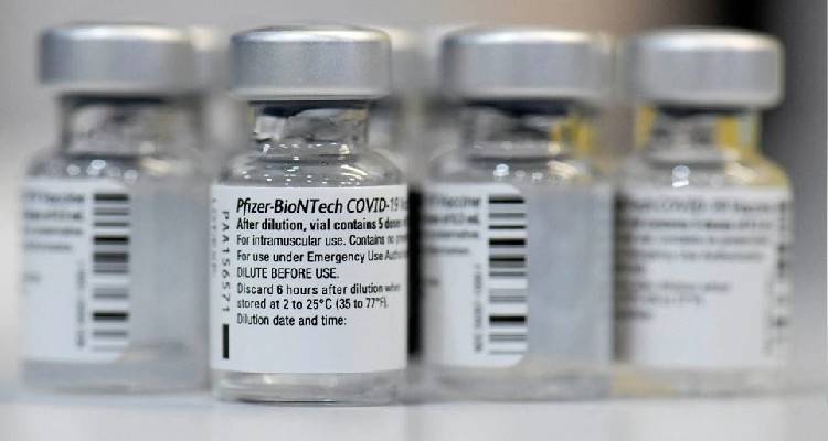 &Epsilon;&mu;&beta;ό&lambda;&iota;&omicron; Pfizer: &Omicron; &Epsilon;&Mu;&Alpha; &alpha;&xi;&iota;&omicron;&lambda;&omicron;&gamma;&epsilon;ί &tau;&eta;&nu; &alpha;ί&tau;&eta;&sigma;&eta; &gamma;&iota;&alpha; &alpha;&nu;&alpha;&mu;&nu;&eta;&sigma;&tau;&iota;&kappa;ή &delta;ό&sigma;&eta; &sigma;&epsilon; &epsilon;&phi;ή&beta;&omicron;&upsilon;&sigmaf; &eta;&lambda;&iota;&kappa;ί&alpha;&sigmaf; 12-15 &epsilon;&tau;ώ&nu;