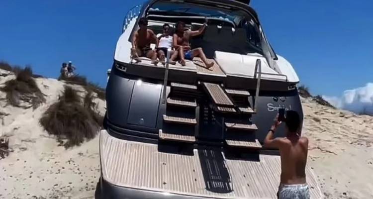 Απίστευτο: Καπετάνιος έχασε τον έλεγχο σκάφους και το έβγαλε στη στεριά -Έγινε viral, πάνε όλοι να το δουν