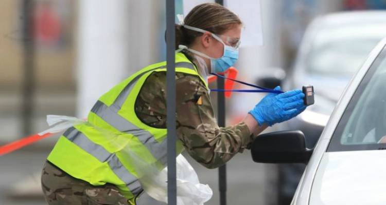 &Beta;&rho;&epsilon;&tau;&alpha;&nu;ί&alpha;: &Iota;&chi;&nu;&eta;&lambda;ά&tau;&eta;&sigma;&eta; &epsilon;&pi;&alpha;&phi;ώ&nu; &gamma;&iota;&alpha; &kappa;&omicron;&rho;&omicron;&nu;&omicron;ϊό &mu;έ&chi;&rho;&iota; &tau;&eta;&nu; 1&eta; &Iota;&omicron;&upsilon;&nu;ί&omicron;&upsilon;