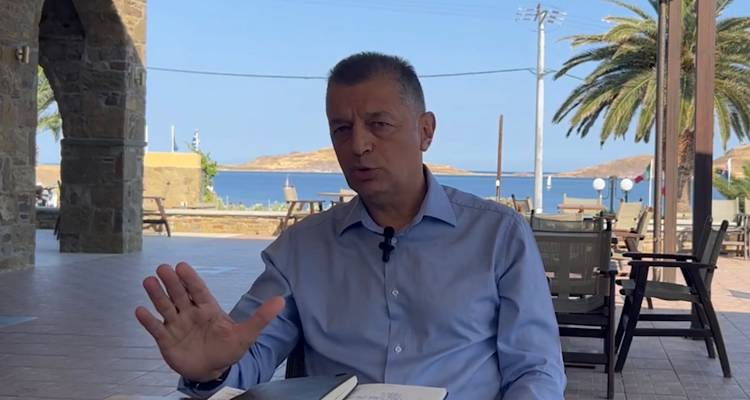 &Alpha;&lambda;&kappa;&iota;&beta;&iota;ά&delta;&eta;&sigmaf; &Sigma;&tau;&epsilon;&phi;&alpha;&nu;ή&sigmaf;: &laquo;&Delta;&epsilon;&nu; &mu;&epsilon; &alpha;&pi;&alpha;&sigma;&chi;&omicron;&lambda;&omicron;ύ&nu; ό&sigma;&alpha; &gamma;&rho;ά&phi;&omicron;&nu;&tau;&alpha;&iota; &gamma;&iota;&alpha; &mu;έ&nu;&alpha;, &epsilon;&gamma;ώ &kappa;&omicron;&iota;&tau;ώ &tau;&omicron; &mu;έ&lambda;&lambda;&omicron;&nu;&raquo;.