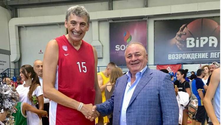 Με λεωφορεία η μετακίνηση από τη Μύρινα στο κλειστό γυμναστήριο «Νίκος Σαμαράς» | Δωρεά Π. Μπούμπουρα