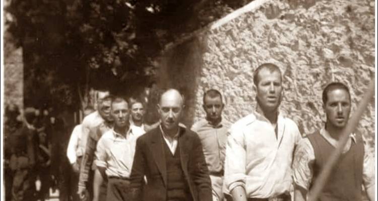 &Tau;&alpha;&upsilon;&tau;&omicron;&pi;&omicron;&iota;ή&theta;&eta;&kappa;&epsilon; &omicron; ά&nu;&delta;&rho;&alpha;&sigmaf; &mu;&epsilon; &tau;&omicron; &lambda;&epsilon;&upsilon;&kappa;ό &pi;&omicron;&upsilon;&kappa;ά&mu;&iota;&sigma;&omicron; &alpha;&pi;ό &tau;&iota;&sigmaf; &phi;&omega;&tau;ό-&nu;&tau;&omicron;&kappa;&omicron;&upsilon;&mu;έ&nu;&tau;&alpha; &alpha;&pi;ό &tau;&eta;&nu; &epsilon;&kappa;&tau;έ&lambda;&epsilon;&sigma;&eta; &tau;&omega;&nu; 200 &sigma;&tau;&eta;&nu; &Kappa;&alpha;&iota;&sigma;&alpha;&rho;&iota;&alpha;&nu;ή