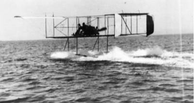 24 Ἰ&alpha;&nu;&omicron;&upsilon;&alpha;&rho;ί&omicron;&upsilon; 1913 | &Mu;ί&alpha; &pi;&alpha;&gamma;&kappa;ό&sigma;&mu;&iota;&alpha; &pi;&rho;&omega;&tau;&iota;ά ἑ&omicron;&rho;&tau;ά&zeta;&omicron;&upsilon;&nu; &omicron;ἱ Ἔ&nu;&omicron;&pi;&lambda;&epsilon;&sigmaf; &Delta;&upsilon;&nu;ά&mu;&epsilon;&iota;&sigmaf; 24