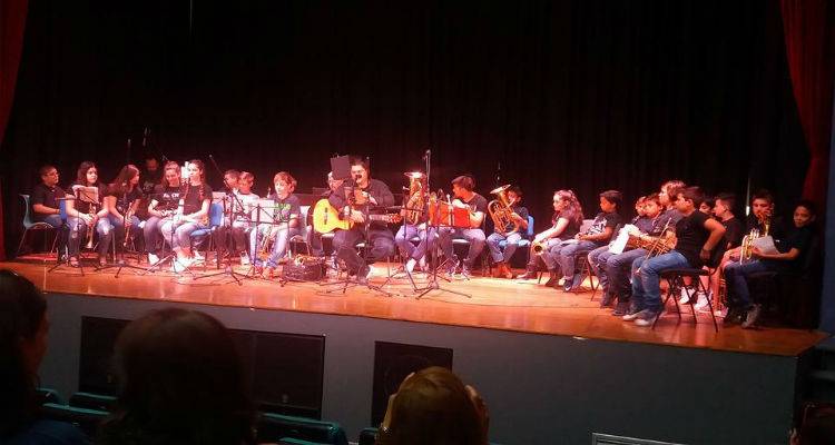 &Phi;&iota;&lambda;&alpha;&rho;&mu;&omicron;&nu;&iota;&kappa;ή &Lambda;ή&mu;&nu;&omicron;&upsilon;: Έ&nu;&alpha;&nu; &alpha;&iota;ώ&nu;&alpha; &laquo;&nu;&tau;ύ&nu;&epsilon;&iota;&raquo; &mu;&omicron;&upsilon;&sigma;&iota;&kappa;ά &tau;&iota;&sigmaf; &sigma;&pi;&omicron;&upsilon;&delta;&alpha;&iota;ό&tau;&epsilon;&rho;&epsilon;&sigmaf; &epsilon;&kappa;&delta;&eta;&lambda;ώ&sigma;&epsilon;&iota;&sigmaf;