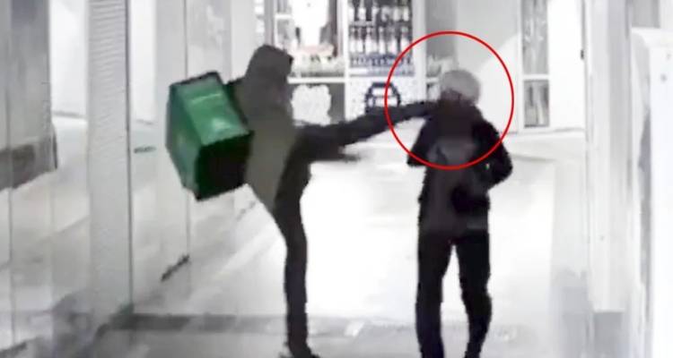 Βίντεο-σοκ από τη Ρωσία: Ντελιβεράς ξαπλώνει ηλικιωμένη με κλωτσιά στο κεφάλι -Οργή στα social media