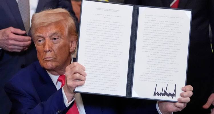 Ο Τραμπ παγώνει τους δασμούς σε 75 χώρες για 90 ημέρες, τους ανέβασε στο 125% στην Κίνα