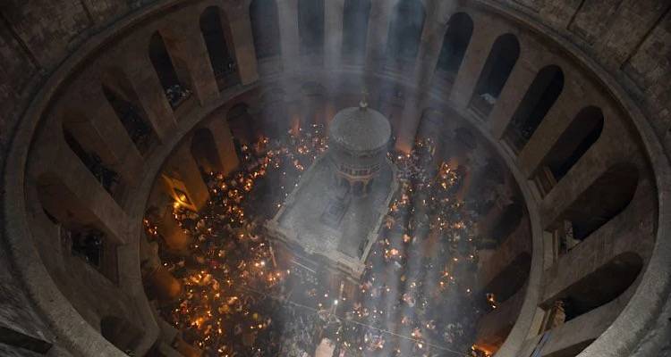 Στις 19:30 αναμένεται το Άγιο Φως στην Ελλάδα | Τι ώρα θα φτάσει στη Λήμνο