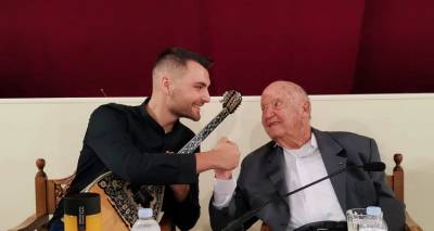 &laquo;&Tau;&alpha; &Chi;&rho;ό&nu;&iota;&alpha; &Delta;&epsilon;&nu; &Gamma;&upsilon;&rho;&nu;ά&nu;&epsilon;&raquo;: &Eta; viral &epsilon;&pi;&iota;&tau;&upsilon;&chi;ί&alpha; &tau;&omicron;&upsilon; &kappa;&alpha;&lambda;&omicron;&kappa;&alpha;&iota;&rho;&iota;&omicron;ύ &mu;&epsilon; &upsilon;&pi;&omicron;&gamma;&rho;&alpha;&phi;ή &tau;&omicron;&upsilon; &Lambda;&eta;&mu;&nu;&iota;&omicron;ύ &mu;&omicron;&upsilon;&sigma;&iota;&kappa;&omicron;ύ &Mu;ά&rho;&iota;&omicron;&upsilon; &Mu;&alpha;&upsilon;&rho;&iota;&alpha;&nu;&omicron;ύ