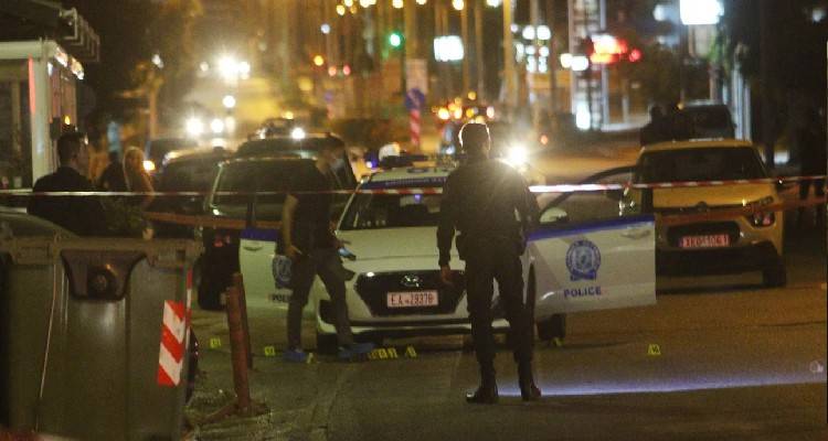 &Tau;&rho;&epsilon;&iota;&sigmaf; &omicron;&iota; &nu;&epsilon;&kappa;&rho;&omicron;ί &alpha;&pi;ό &tau;&omicron;&upsilon;&sigmaf; &pi;&upsilon;&rho;&omicron;&beta;&omicron;&lambda;&iota;&sigma;&mu;&omicron;ύ&sigmaf; &sigma;&tau;&alpha; &Pi;&alpha;&tau;ή&sigma;&iota;&alpha;: &Pi;ώ&sigmaf; έ&gamma;&iota;&nu;&epsilon; &eta; &sigma;&upsilon;&mu;&pi;&lambda;&omicron;&kappa;ή | &Tau;&omicron; &phi;&omicron;&nu;&iota;&kappa;ό &rho;&alpha;&nu;&tau;&epsilon;&beta;&omicron;ύ