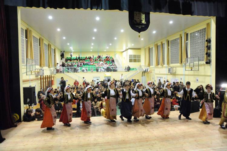 &Sigma;&upsilon;&mu;&mu;&epsilon;&tau;&omicron;&chi;ή &tau;&omicron;&upsilon; &Lambda;&upsilon;&kappa;&epsilon;ί&omicron;&upsilon; &Epsilon;&lambda;&lambda;&eta;&nu;ί&delta;&omega;&nu; &Lambda;ή&mu;&nu;&omicron;&upsilon; &sigma;&tau;&omicron; 2&omicron; &Phi;&epsilon;&sigma;&tau;&iota;&beta;ά&lambda; &Pi;&alpha;&iota;&delta;&iota;&kappa;ώ&nu; &Chi;&omicron;&rho;&epsilon;&upsilon;&tau;&iota;&kappa;ώ&nu; &Sigma;&upsilon;&gamma;&kappa;&rho;&omicron;&tau;&eta;&mu;ά&tau;&omega;&nu; &tau;&eta;&sigmaf; &Beta;έ&rho;&omicron;&iota;&alpha;