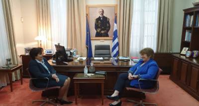 &Mu;&epsilon; &tau;&eta;&nu; &Pi;&rho;&upsilon;&tau;ά&nu;&iota;&sigma;&sigma;&alpha; &tau;&omicron;&upsilon; &Pi;&alpha;&nu;&epsilon;&pi;&iota;&sigma;&tau;&eta;&mu;ί&omicron;&upsilon; &Alpha;&iota;&gamma;&alpha;ί&omicron;&upsilon; &sigma;&upsilon;&nu;&alpha;&nu;&tau;ή&theta;&eta;&kappa;&epsilon; &eta; &Gamma;.&Gamma; &Alpha;&iota;&gamma;&alpha;ί&omicron;&upsilon; &kappa;&alpha;&iota; &Nu;&eta;&sigma;&iota;&omega;&tau;&iota;&kappa;ή&sigmaf; &Pi;&omicron;&lambda;&iota;&tau;&iota;&kappa;ή&sigmaf;