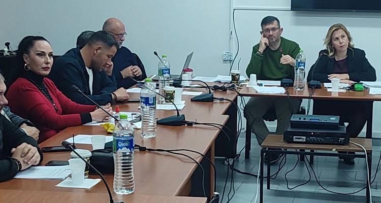 Έ&nu;&tau;&alpha;&sigma;&eta; &kappa;&alpha;&iota; &pi;&omicron;&lambda;&iota;&tau;&iota;&kappa;ή &rho;ή&xi;&eta; &sigma;&tau;&omicron; &Delta;&eta;&mu;&omicron;&tau;&iota;&kappa;ό &Sigma;&upsilon;&mu;&beta;&omicron;ύ&lambda;&iota;&omicron; &Lambda;ή&mu;&nu;&omicron;&upsilon; | &Eta; &Delta;ή&mu;&alpha;&rho;&chi;&omicron;&sigmaf; &Lambda;ή&mu;&nu;&omicron;&upsilon; &delta;&iota;έ&gamma;&rho;&alpha;&psi;&epsilon; &tau;&eta;&nu; &Alpha;&delta;&alpha;&mu;&alpha;&nu;&tau;ί&alpha; &Gamma;&alpha;&rho;&omicron;&phi;&alpha;&lambda;&lambda;ί&delta;&omicron;&upsilon; &alpha;&pi;ό &tau;&eta;&nu; &pi;&alpha;&rho;ά&tau;&alpha;&xi;&eta;