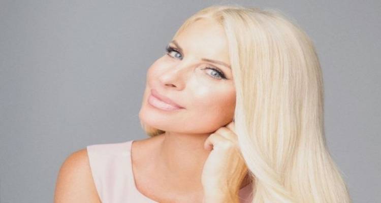 &Eta; &Epsilon;&lambda;έ&nu;&eta; &Mu;&epsilon;&nu;&epsilon;&gamma;ά&kappa;&eta; &sigma;&tau;&alpha; &rho;&omicron;&zeta; &tau;&omicron;&upsilon; &Omicron;&kappa;&tau;&omega;&beta;&rho;ί&omicron;&upsilon; &pi;&omicron;&zeta;ά&rho;&epsilon;&iota; &sigma;&tau;&omicron;&nu; &phi;&alpha;&kappa;ό &tau;&omicron;&upsilon; &Lambda;&eta;&mu;&nu;&iota;&omicron;ύ &phi;&omega;&tau;&omicron;&gamma;&rho;ά&phi;&omicron;&upsilon; &Kappa;&omicron;&sigma;&mu;ά &Kappa;&omicron;&upsilon;&mu;&iota;&alpha;&nu;&omicron;ύ - &Delta;&epsilon;ί&tau;&epsilon; &phi;&omega;&tau;ό