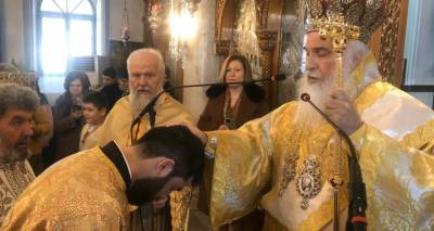 &Eta; &pi;&rho;ώ&tau;&eta; &chi;&epsilon;&iota;&rho;&omicron;&tau;&omicron;&nu;ί&alpha; &tau;&omicron;&upsilon; &Mu;&eta;&tau;&rho;&omicron;&pi;&omicron;&lambda;ί&tau;&eta; &Lambda;ή&mu;&nu;&omicron;&upsilon;: &Delta;&iota;ά&kappa;&omicron;&nu;&omicron;&sigmaf; &omicron; &Eta;&lambda;ί&alpha;&sigmaf; &Mu;&iota;&chi;&alpha;&eta;&lambda;ί&delta;&eta;&sigmaf; &alpha;&pi;ό &tau;&omicron;&nu; &Kappa;&omicron;&nu;&tau;&iota;ά (photos)