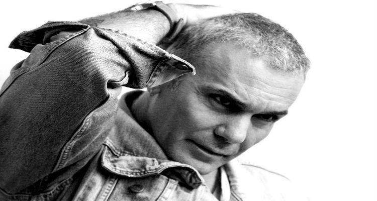 &Omicron; &Sigma;&tau;έ&lambda;&iota;&omicron;&sigmaf; &Rho;ό&kappa;&kappa;&omicron;&sigmaf; &phi;&omega;&tau;&omicron;&gamma;&rho;&alpha;&phi;ί&zeta;&epsilon;&tau;&alpha;&iota; &sigma;&tau;&omicron; &kappa;&rho;&epsilon;&beta;ά&tau;&iota; &tau;&omicron;&upsilon; &mu;&epsilon; &tau;&eta; &sigma;ύ&nu;&tau;&rho;&omicron;&phi;&omicron; &kappa;&alpha;&iota; &tau;&omicron;&nu;&hellip; &sigma;&kappa;ύ&lambda;&omicron; &tau;&omicron;&upsilon; (photo)