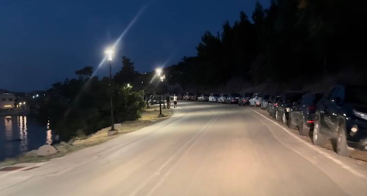 Ό&tau;&alpha;&nu; &kappa;&omicron;&iota;&tau;ά&zeta;&epsilon;&tau;&epsilon; &alpha;&upsilon;&tau;ή &tau;&eta;&nu; &epsilon;&iota;&kappa;ό&nu;&alpha; &tau;&iota; &beta;&lambda;έ&pi;&epsilon;&tau;&epsilon;;