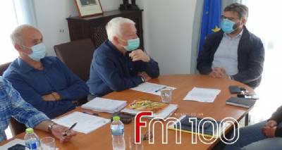 &Mu;&alpha;&rho;&iota;&nu;ά&kappa;&eta;&sigmaf; &gamma;&iota;&alpha; &Pi;&epsilon;&rho;&iota;&phi;έ&rho;&epsilon;&iota;&alpha;: &laquo;&Epsilon;&kappa;&epsilon;ί &pi;&omicron;&upsilon; &theta;έ&lambda;&omicron;&upsilon;&nu; &delta;ί&nu;&omicron;&upsilon;&nu; &chi;&iota;&lambda;&iota;ά&delta;&epsilon;&sigmaf; &epsilon;&upsilon;&rho;ώ. &Epsilon;&delta;ώ &delta;&epsilon;&nu; &theta;έ&lambda;&omicron;&upsilon;&nu;&raquo; (audio)
