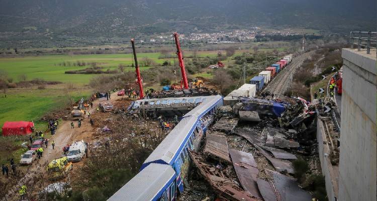 &Sigma;ύ&gamma;&kappa;&rho;&omicron;&upsilon;&sigma;&eta; &tau;&rho;έ&nu;&omega;&nu;: &Tau;&rho;&iota;ή&mu;&epsilon;&rho;&omicron; &epsilon;&theta;&nu;&iota;&kappa;ό &pi;έ&nu;&theta;&omicron;&sigmaf; &kappa;ή&rho;&upsilon;&xi;&epsilon; &omicron; &Mu;&eta;&tau;&sigma;&omicron;&tau;ά&kappa;&eta;&sigmaf;