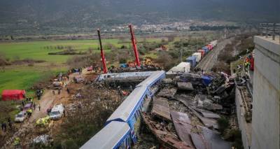 &Sigma;ύ&gamma;&kappa;&rho;&omicron;&upsilon;&sigma;&eta; &tau;&rho;έ&nu;&omega;&nu;: &Tau;&rho;&iota;ή&mu;&epsilon;&rho;&omicron; &epsilon;&theta;&nu;&iota;&kappa;ό &pi;έ&nu;&theta;&omicron;&sigmaf; &kappa;ή&rho;&upsilon;&xi;&epsilon; &omicron; &Mu;&eta;&tau;&sigma;&omicron;&tau;ά&kappa;&eta;&sigmaf;