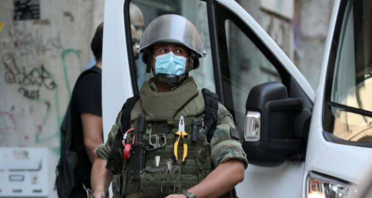 &Kappa;&omicron;&rho;&omega;&nu;&omicron;ϊό&sigmaf; -&Mu;έ&tau;&rho;&alpha; &kappa;&alpha;&iota; &sigma;&tau;&omicron;&nu; &Sigma;&tau;&rho;&alpha;&tau;ό: &Mu;ά&sigma;&kappa;&alpha; &pi;&alpha;&nu;&tau;&omicron;ύ, ά&delta;&epsilon;&iota;&alpha; &omicron;&rho;&kappa;&omega;&mu;&omicron;&sigma;ί&alpha;&sigmaf; &sigma;&tau;&omicron; &tau;έ&lambda;&omicron;&sigmaf; &tau;&eta;&sigmaf; &theta;&eta;&tau;&epsilon;ί&alpha;&sigmaf; | &Eta; &lambda;ί&sigma;&tau;&alpha; &mu;&epsilon; &tau;&omicron;&upsilon;&sigmaf; &kappa;&alpha;&nu;ό&nu;&epsilon;&sigmaf;