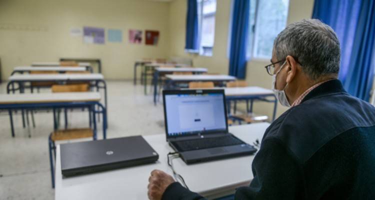 &Epsilon;&Lambda;&Mu;&Epsilon; &Lambda;ή&mu;&nu;&omicron;&upsilon;: &laquo;&Omicron; &iota;ό&sigmaf; &delta;&epsilon; &kappa;&omicron;&lambda;&lambda;ά&epsilon;&iota; &sigma;&tau;&alpha; &sigma;&chi;&omicron;&lambda;&epsilon;ί&alpha;... &eta; &tau;&eta;&lambda;&epsilon;&kappa;&pi;&alpha;ί&delta;&epsilon;&upsilon;&sigma;&eta; &lambda;&epsilon;&iota;&tau;&omicron;&upsilon;&rho;&gamma;&epsilon;ί ά&psi;&omicron;&gamma;&alpha;....  &kappa;&alpha;&iota; &omicron; &epsilon;&lambda;έ&phi;&alpha;&nu;&tau;&alpha;&sigmaf; &pi;&epsilon;&tau;ά&epsilon;&iota;&hellip;&raquo;