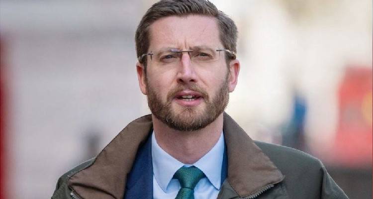 &Beta;&rho;&epsilon;&tau;&alpha;&nu;ί&alpha;: &Eta; &pi;&alpha;&rho;&alpha;ί&tau;&eta;&sigma;&eta; &tau;&omicron;&upsilon; &Sigma;ά&iota;&mu;&omicron;&nu; &Kappa;έ&iota;&sigmaf; &nu;έ&omicron; &pi;&lambda;ή&gamma;&mu;&alpha; &gamma;&iota;&alpha; &tau;&eta;&nu; &alpha;&xi;&iota;&omicron;&pi;&iota;&sigma;&tau;ί&alpha; &tau;&eta;&sigmaf; &kappa;&upsilon;&beta;έ&rho;&nu;&eta;&sigma;&eta;&sigmaf; &Tau;&zeta;ό&nu;&sigma;&omicron;&nu;