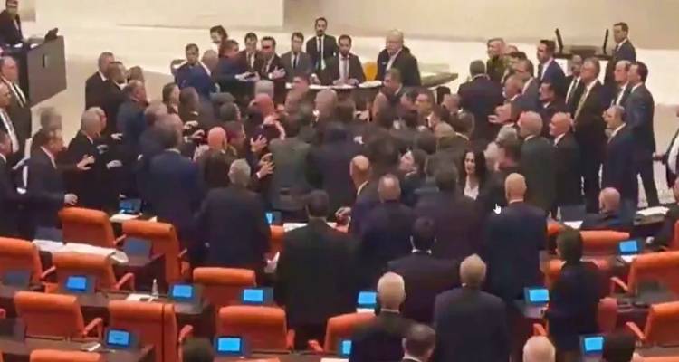 &Tau;&omicron;&upsilon;&rho;&kappa;ί&alpha;: &Xi;ύ&lambda;&omicron; &sigma;&tau;&eta; &Beta;&omicron;&upsilon;&lambda;ή &gamma;&iota;&alpha; &tau;&omicron;&nu; &pi;&rho;&omicron;ϋ&pi;&omicron;&lambda;&omicron;&gamma;&iota;&sigma;&mu;ό &ndash; Έ&lambda;&upsilon;&sigma;&alpha;&nu; &tau;&iota;&sigmaf; &delta;&iota;&alpha;&phi;&omicron;&rho;έ&sigmaf; &tau;&omicron;&upsilon;&sigmaf; &mu;&epsilon; &gamma;&rho;&omicron;&theta;&iota;έ&sigmaf;