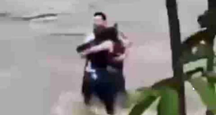 Ραγίζουν καρδιές στην Ιταλία: Η τελευταία αγκαλιά τριών φίλων πριν τους παρασύρουν τα νερά ποταμού [βίντεο]