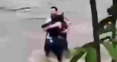 Ραγίζουν καρδιές στην Ιταλία: Η τελευταία αγκαλιά τριών φίλων πριν τους παρασύρουν τα νερά ποταμού [βίντεο]