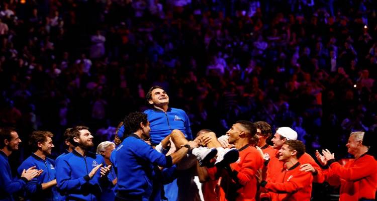 Φέντερερ: Συγκινητικό «αντίο» στο τένις – Αποθέωση και δάκρυα στον τελευταίο του αγώνα με συμπαίκτη τον Ναδάλ