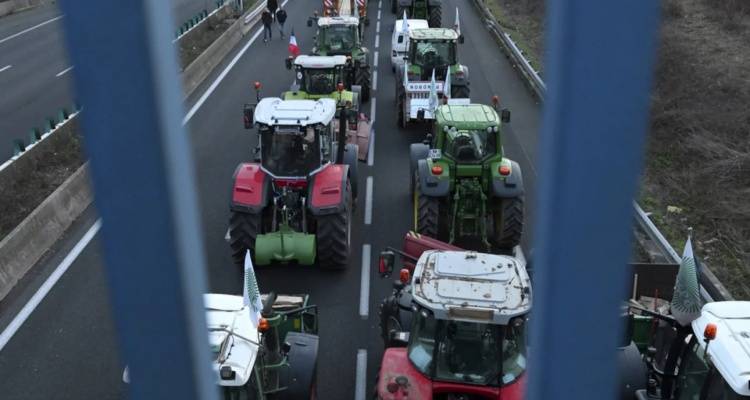 Γαλλία: Οι αγρότες αναστέλλουν τις διαμαρτυρίες μετά τα νέα μέτρα της κυβέρνησης | Καλούν για άρση μπλόκων