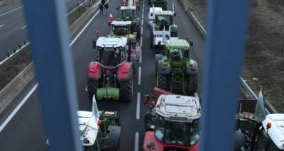 Γαλλία: Οι αγρότες αναστέλλουν τις διαμαρτυρίες μετά τα νέα μέτρα της κυβέρνησης | Καλούν για άρση μπλόκων