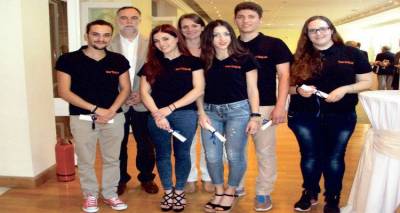 &laquo;&Epsilon;&pi;&epsilon;&nu;&delta;ύ&omicron;&nu;&tau;&alpha;&sigmaf; &sigma;&tau;&alpha; &nu;&eta;&sigma;&iota;ά &tau;&eta;&sigmaf; &gamma;&nu;ώ&sigma;&eta;&sigmaf;&raquo;: &Phi;&omicron;&iota;&tau;&eta;&tau;έ&sigmaf; &kappa;&alpha;&iota; &omicron;&mu;&iota;&lambda;&eta;&tau;έ&sigmaf; &tau;&eta;&sigmaf; &alpha;&upsilon;&rho;&iota;&alpha;&nu;ή&sigmaf; &eta;&mu;&epsilon;&rho;ί&delta;&alpha;&sigmaf; &mu;&iota;&lambda;&omicron;ύ&nu; &sigma;&tau;&omicron;&nu; Fm 100 (mp3)