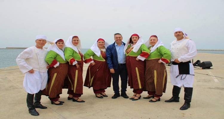 &Chi;&omicron;&rho;ό&sigmaf;, &gamma;&lambda;έ&nu;&tau;&iota; &kappa;&alpha;&iota; &kappa;&alpha;&lambda;&omicron;&kappa;&alpha;&iota;&rho;&iota;&nu;ή &delta;&iota;ά&theta;&epsilon;&sigma;&eta; &alpha;&pi;ό &tau;&omicron;&nu; &Sigma;ύ&lambda;&lambda;&omicron;&gamma;&omicron; &Alpha;&nu;&delta;&rho;&omega;&nu;ί&omicron;&upsilon;